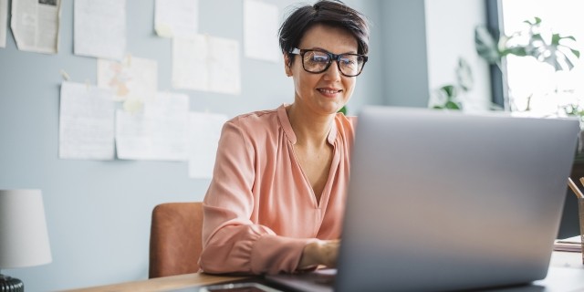 Woman learns about FIQ by WFG at her laptop